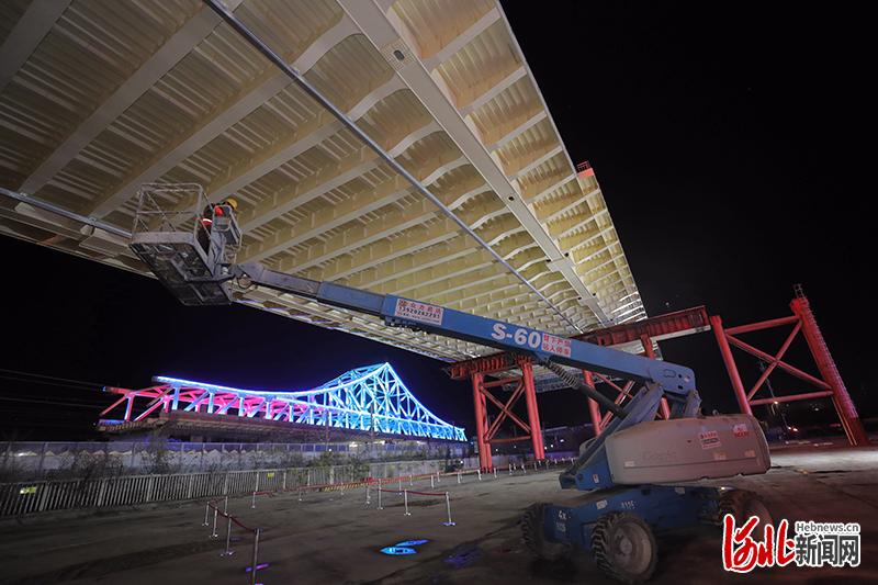 國內首座上跨運營高鐵鋼桁梁橋在河北廊坊成功轉體