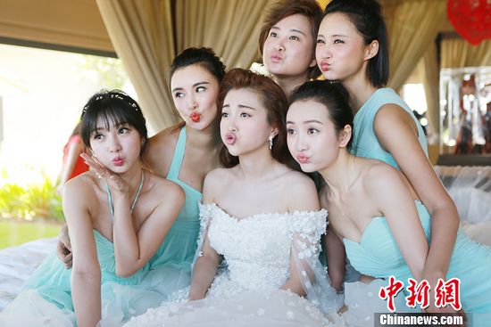 包贝尔婚礼花絮：柳岩任伴娘险被王祖蓝等扔进泳池