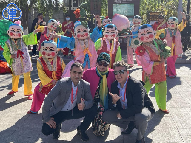 数十位中外媒体友人欣赏了建党百年剪纸艺术,体验年画制作过程,感受着