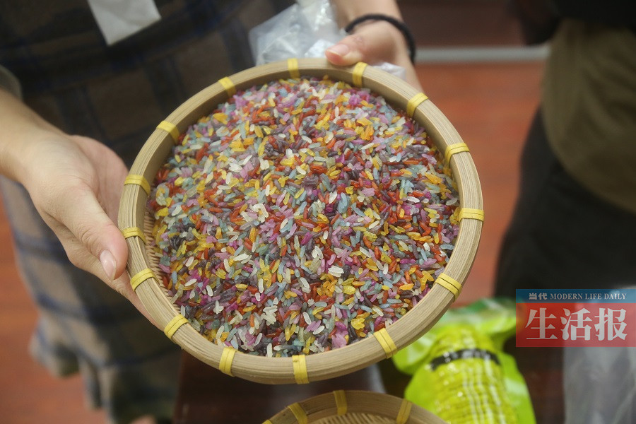 【熱門文章-圖文、八桂大地】橫縣小夥把特色糯米飯賣到網上 第一個月就賣出2000斤