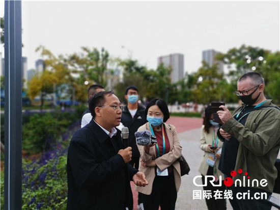 order_昆明市水务局副局长,市节水办主任熊国志在讲解"海绵城市"建设