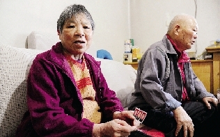 郑州：保姆照顾雇主14年 雇主两代人照顾保姆至百岁