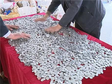 江蘇錢幣收藏家拿43萬枚1角硬幣買車 重1.33噸