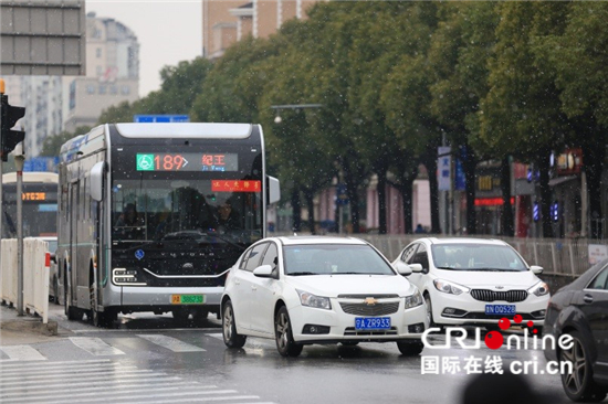 （世界城市日）绿色出行 打造韧性城市的健康血脉_fororder_上海市新能源公交车