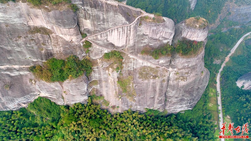 湖南:航拍崀山骆驼峰 天梯“绝路”秋意浓 湖南:航拍崀山骆驼峰 天梯“绝路”秋意浓