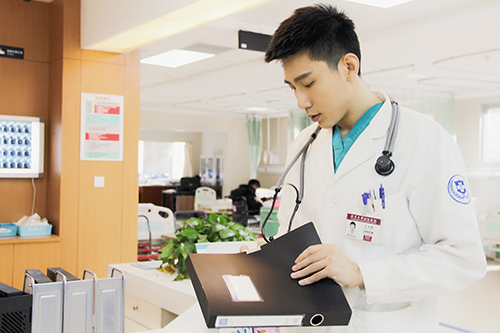 《急診科醫生》王珞丹徐樂同上演戲中戲