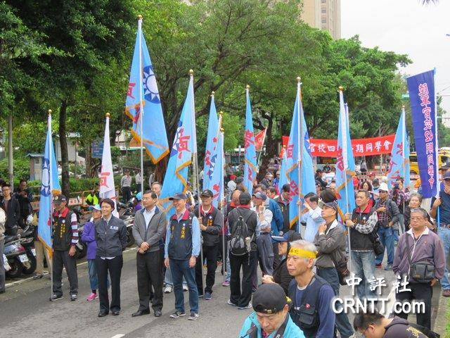 台湾“八百壮士”今赴蔡办前抗议 吴敦义现身声援