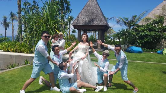 包贝尔曝奇葩婚戒誓言：谁提离婚谁傻B