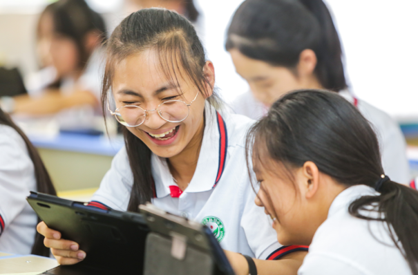 滚动企业创业科技品牌商业创新信息商讯行动商业合作：17733203660 联想智慧教室进驻四川凉山，带给边远地区的不只是“一块屏”