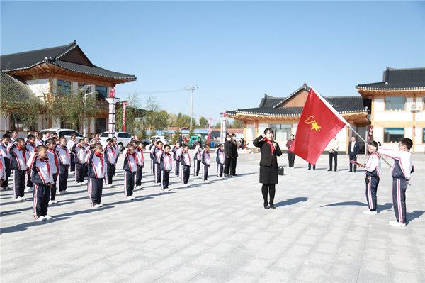 【吉林101501】延吉市開展慶祝中國少年先鋒隊建隊72週年系列活動_fororder_春光小學少先隊員莊嚴宣誓  攝影王曉彤.JPG