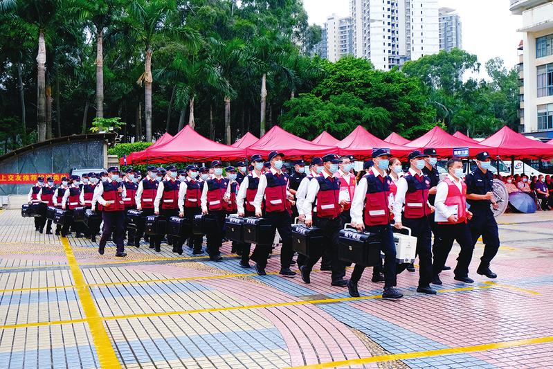 南宁开展新冠疫情大规模联合流行病学调查模拟演练 200多人冒雨演练