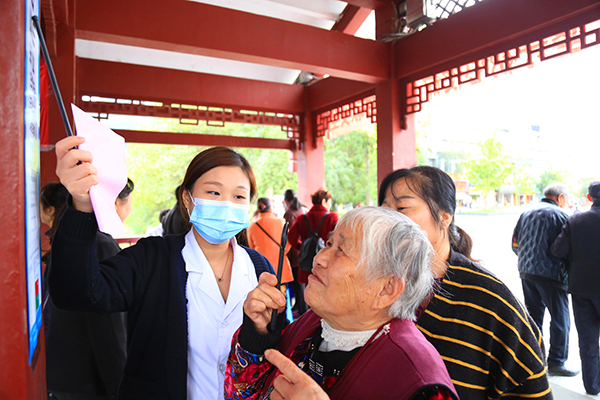 广元旺苍县开展系列活动欢庆重阳佳节_fororder_图为当地医疗机构为老人测量视力