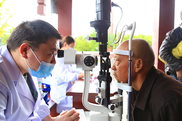 广元旺苍县开展系列活动欢庆重阳佳节_fororder_图为医疗机构为老人免费筛查白内障
