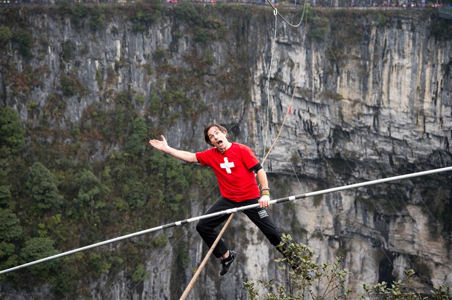 世界三大“空中芭蕾”高手角逐“百米跑钢丝”争霸赛