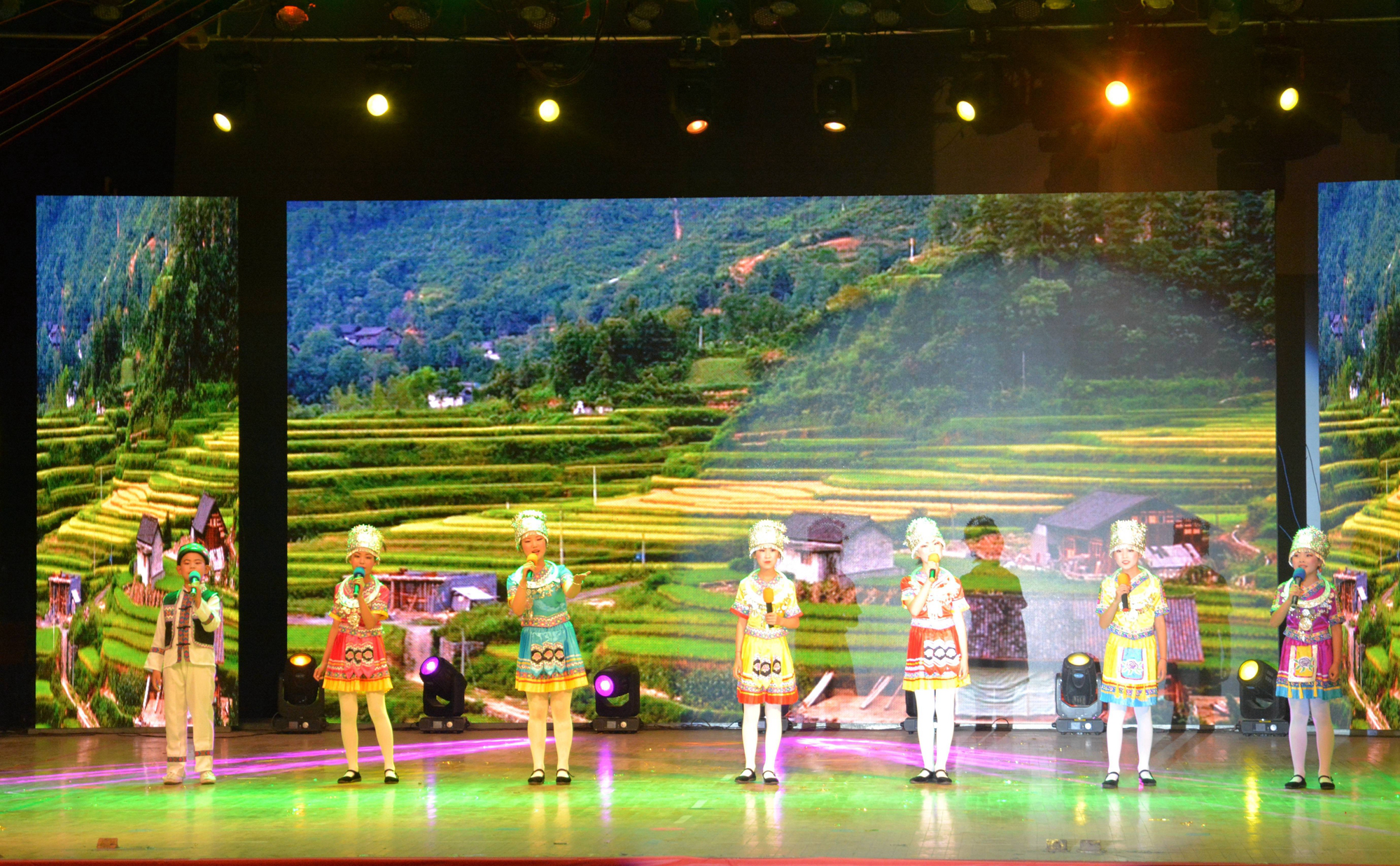 西安市周至县千名师生齐聚唱响祖国赞歌