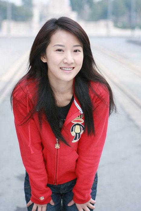 李念晒腿部受伤照触目惊心 表示靠自己继续做个女汉子