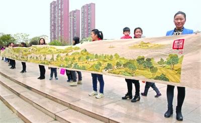 武汉江夏大姐绣22米长“清明上河图” 耗时3年半