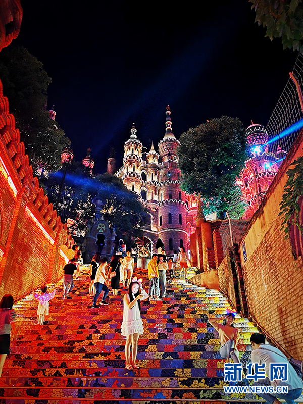 重庆这座"五彩城堡" 火了