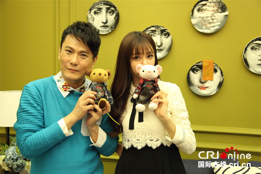 《我是歌手4》张信哲和沈梦辰玩公仔狂卖萌