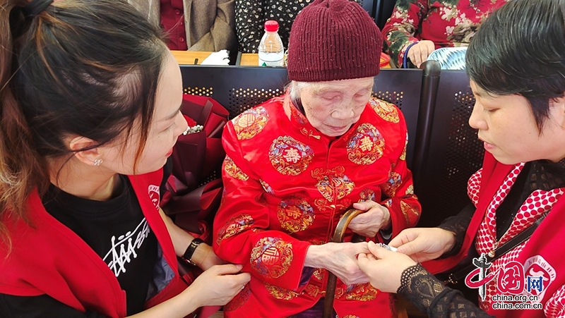 （转载）自贡自流井：金秋重阳节 处处敬老情