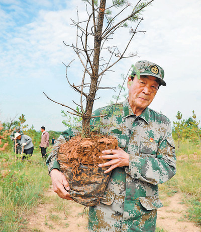 河北省軍區原副司令員張連印退休後返鄉，義務植樹18年——200萬棵樹！黃土地上綠意濃