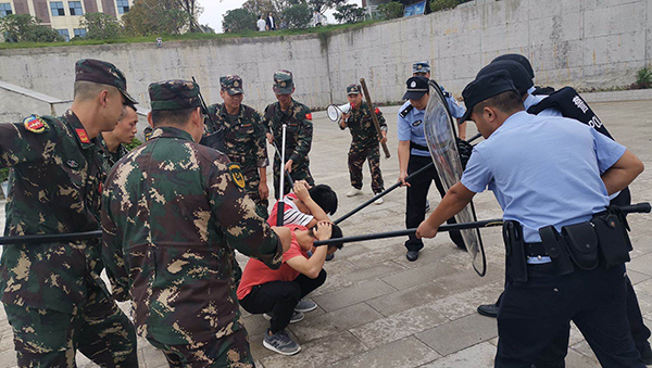 南充仪陇城西派出所开展校园反恐防暴演练