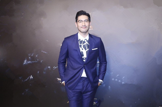 高以翔出席品牌全球尊享会深蓝西装绅士范十足