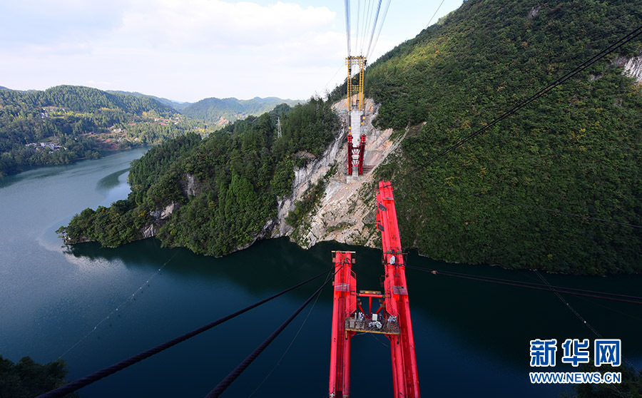 湖北咸豐：深山峽谷建虹橋