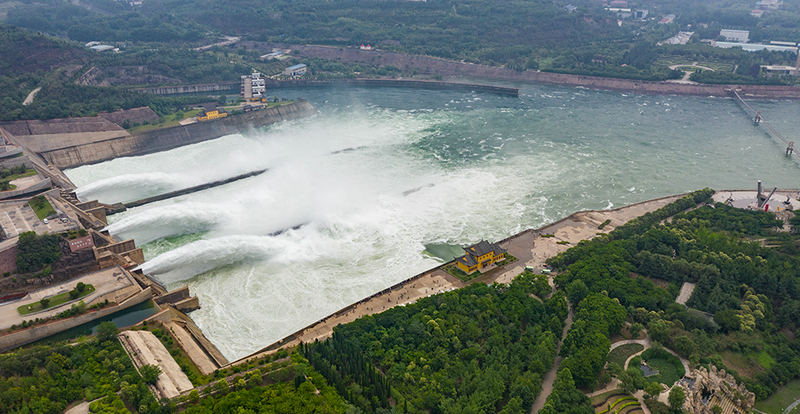 黄河小浪底水库开闸放水