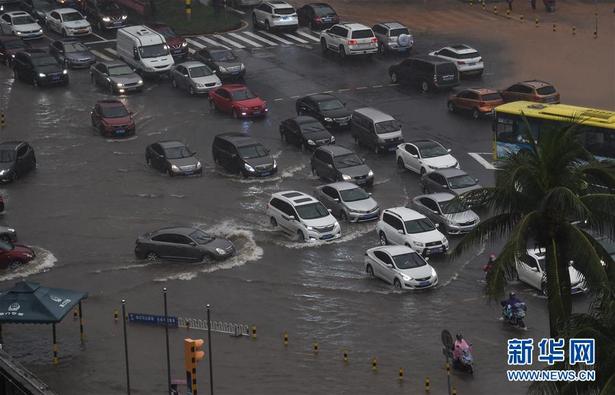 【交通图文列表】【及时快讯】受暴雨影响海口部分路段积水严重