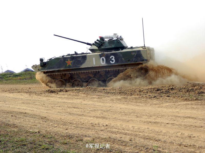 烟尘飞扬！空降兵战车驰骋复杂地形