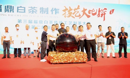 福鼎市人大常委会原主任,市茶业协会党支部书记陈兴华为现场来宾介绍