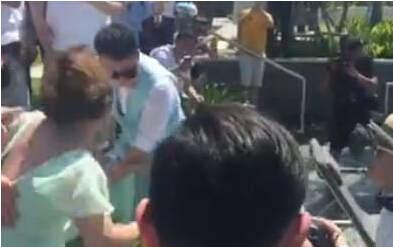 柳岩当伴娘被捉弄惨遭"调戏" 包贝尔婚礼闹伴娘被炮轰