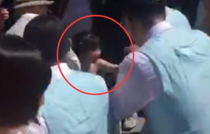 柳岩当伴娘被捉弄惨遭"调戏" 包贝尔婚礼闹伴娘被炮轰