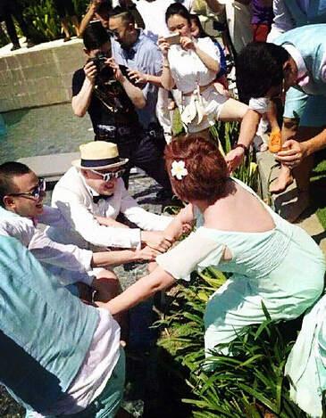 柳岩当伴娘被捉弄惨遭"调戏" 包贝尔婚礼闹伴娘被炮轰