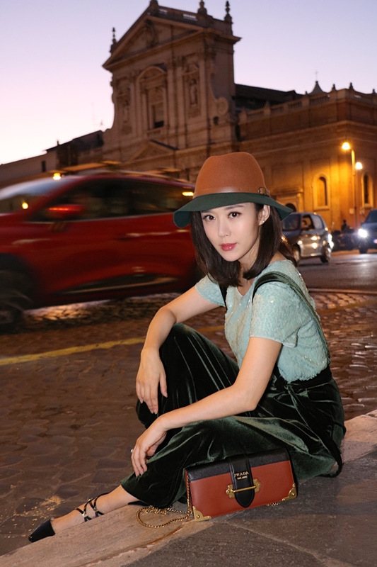 颜丹晨漫步罗马街头 清新灵动闪耀新女性气质