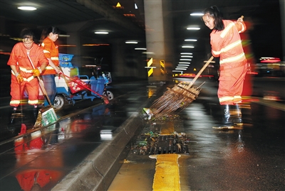 【琼岛先锋图文列表】【及时快讯】暴雨中的他们 再一次温暖这座城