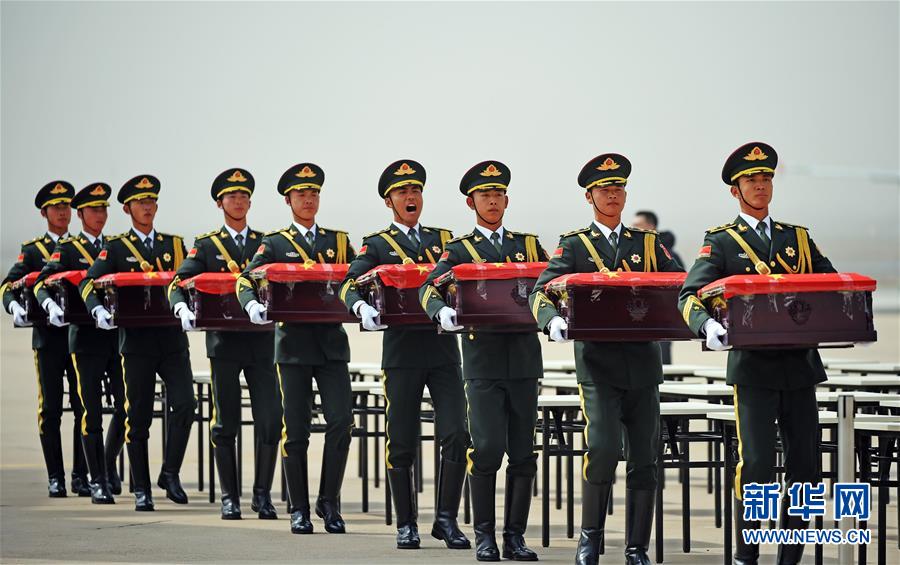 3月31日,在瀋陽桃仙機場,禮兵手捧志願軍烈士遺骸棺槨.