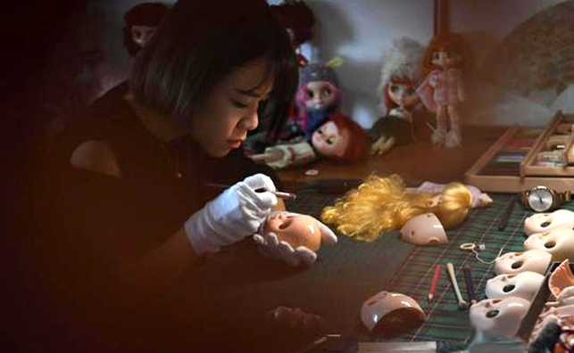 【焦点图】南宁一名80后改娃师 替玩偶"微整"月入上万（首页图片在文末）
