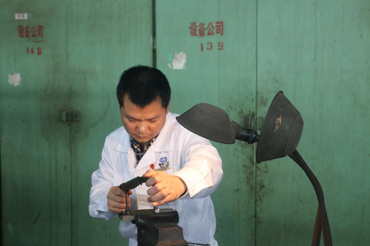 【中国梦·大国工匠篇】“巴渝工匠”张德勇:习主席亲自检阅过我们的“山猫”