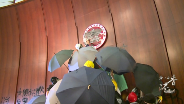 香港之乱丨侮辱国旗,冲击立法会……暴力示威让东方之珠蒙尘