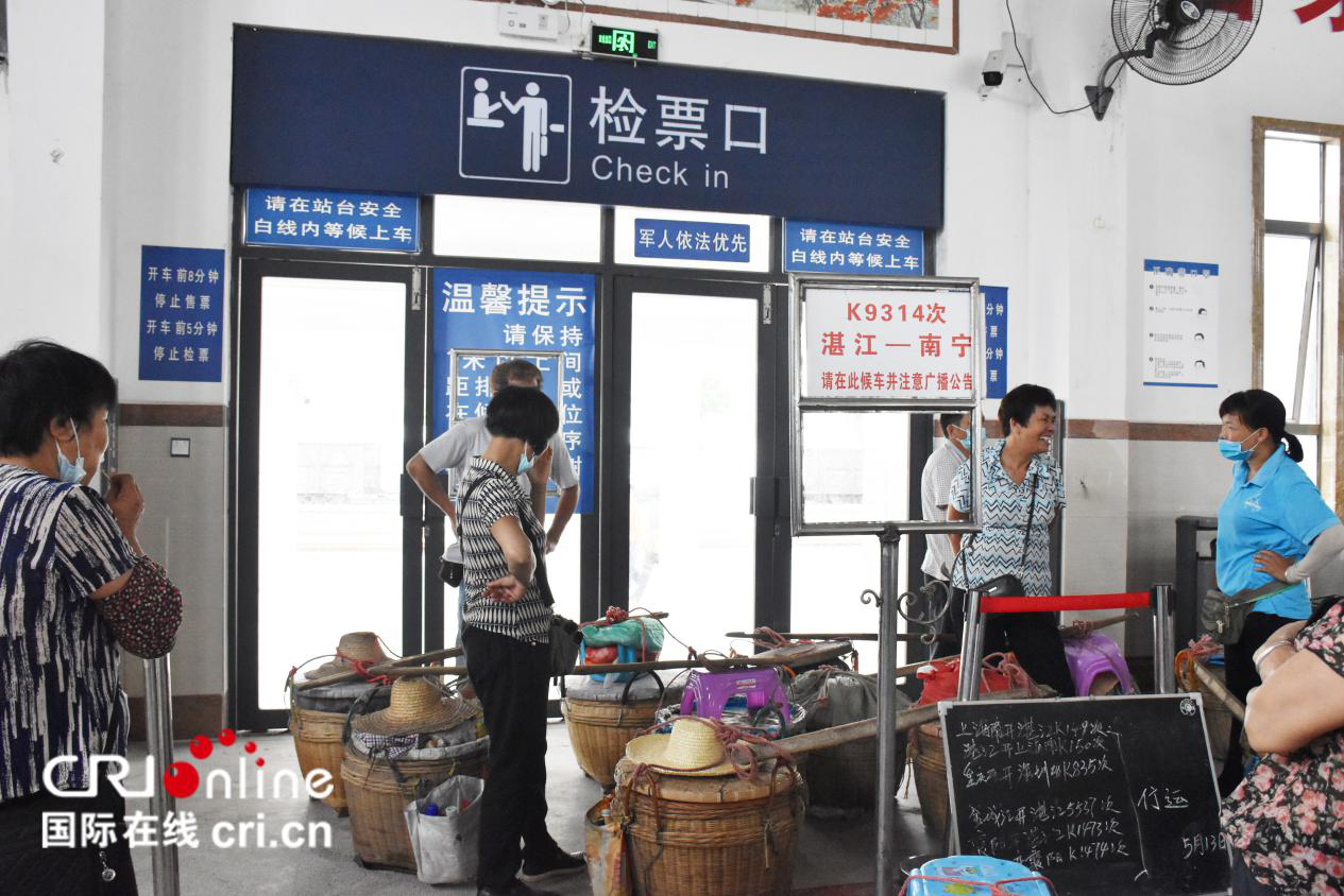 一个系列的，只用一个在一篇加开篇语开篇，全部开篇就重复了【A】【关注“慢火车”·便民出行】  1573辆绿皮车让普通人“行路不难”