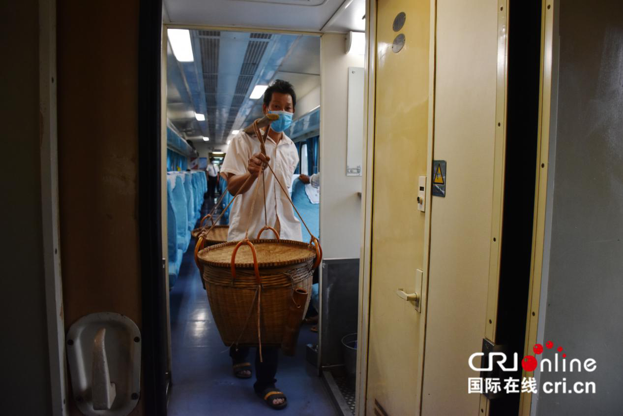 一个系列的，只用一个在一篇加开篇语开篇，全部开篇就重复了【A】【关注“慢火车”·便民出行】  1573辆绿皮车让普通人“行路不难”