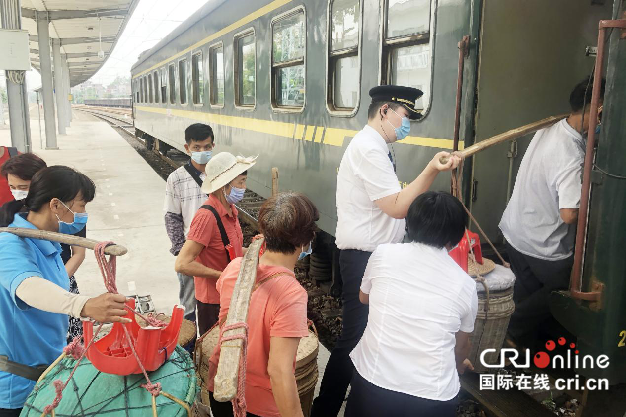 一个系列的，只用一个在一篇加开篇语开篇，全部开篇就重复了【A】【关注“慢火车”·便民出行】  1573辆绿皮车让普通人“行路不难”