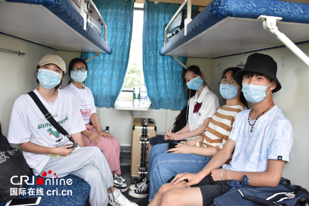 一个系列的，只用一个在一篇加开篇语开篇，全部开篇就重复了【A】【关注“慢火车”·便民出行】  1573辆绿皮车让普通人“行路不难”