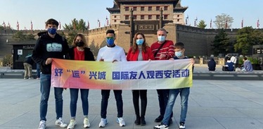 مجموعة من الأصدقاء الأجانب يزورون حديقة سور مدينة_fororder_微信图片_20211020145405