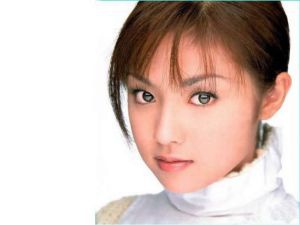 日韩冻龄女神比拼：宋慧乔vs深田恭子谁嫩