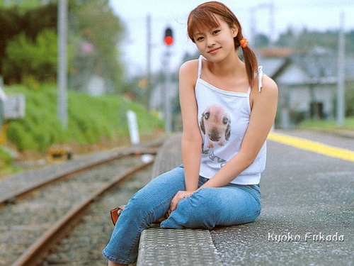 日韩冻龄女神比拼：宋慧乔vs深田恭子谁嫩