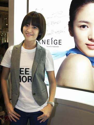 日韩冻龄女神比拼：宋慧乔vs深田恭子谁嫩