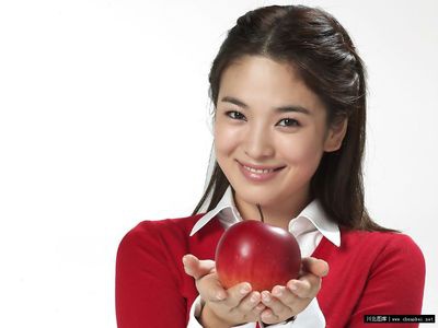 日韩冻龄女神比拼：宋慧乔vs深田恭子谁嫩